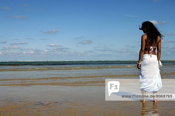junge Frau junge Frauen Wasser Frankreich Frau gehen Strand Landschaft Küste Atlantischer Ozean Atlantik Geographie Aquitanien Gironde