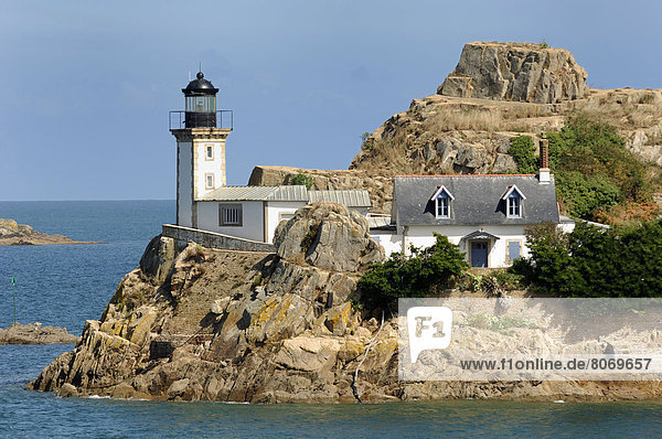 Sailboat in front of the lighthouse and the keeper's house on Louet Island in the Bay of Morlaix (29). The lighthouse keeper's house can be rented. Unusual housing