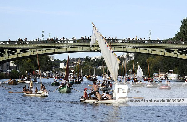 Wasser Boot Brücke Fluss in die Augen sehen ansehen Angesicht zu Angesicht gegenüber öffentlicher Ort Festival Segelboot Containerschiff rot Nantes Jazz Sport