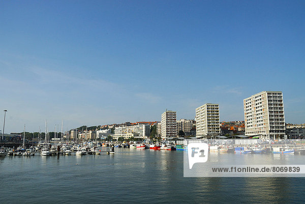 Boulogne-sur-Mer (62): the fishing port and building on the waterfront