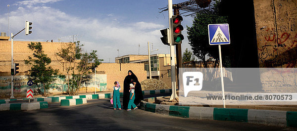 Binnenhafen  Farbaufnahme  Farbe  überqueren  Frau  klein  Straße  grün  Konkurrenz  schwarz  Kopftuch  2  Kleidung  Tochter  Tschador  Latzhose  Iran  Isfahan  Vorort