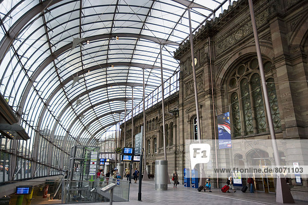 zwischen  inmitten  mitten  Glas  Fassade  Nostalgie  Zug  1  Metall  neu  Haltestelle  Haltepunkt  Station  Straßburg