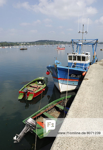 Plougastel Daoulas (29) : Trawlers and dinghies along the quayside in the sailing resort of Tinduff in the cove of L'Auberlac'h. Boats lying at anchor in the natural harbour