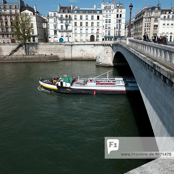 Paris  Hauptstadt  unterhalb  Brücke  Fluss  Seine  Containerschiff