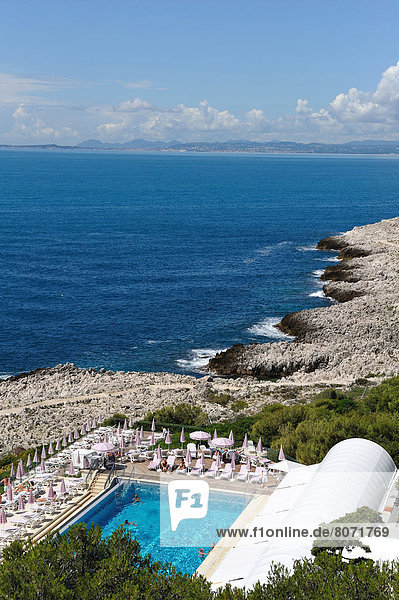 zwischen inmitten mitten sehen Küste Ehrfurcht Hotel Bach Schatten Liege Liegen Liegestuhl Schwimmbad Freundlichkeit Monaco
