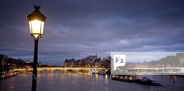 Paris Hauptstadt Landschaft sehen Nacht Brücke Kunst Fluss Insel Seine Menschen im Hintergrund Hintergrundperson Hintergrundpersonen Fußgänger
