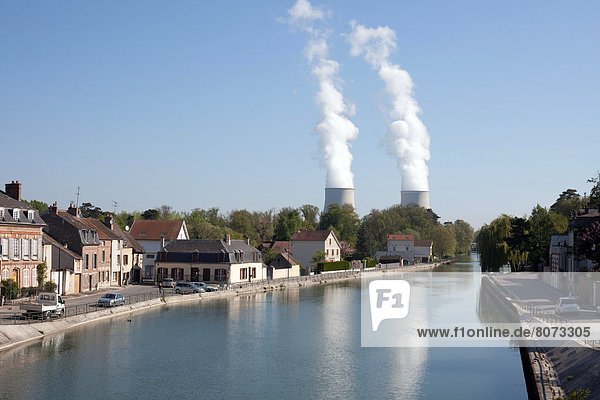 überqueren Kälte Wolke Dunst Rauch Großstadt weiß Turm Mittelpunkt Seine Atomkraftwerk April
