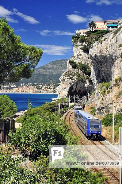 nahe Richtung französisch Transport Küste Hintergrund Passagier Ansicht vorwärts Grenze Italienisch Menton Zug