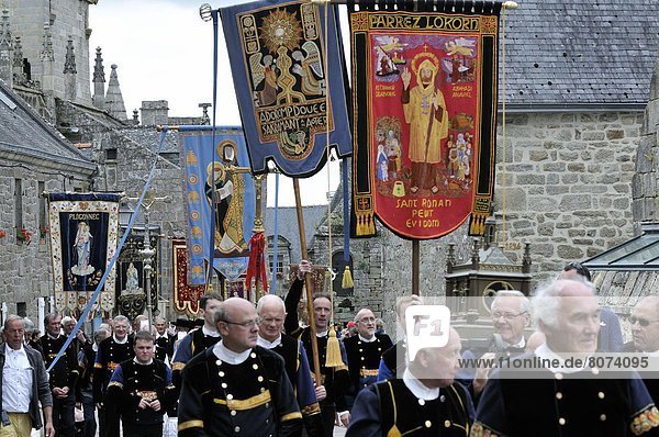 Locronan (29): the procession of the Petite Tromenie takes place every year unlike the Grande Tromenie which occurs every 6 years. The relics of Saint Renan are carried by men in traditional Breton costume during the procession with many banners (July 2009).