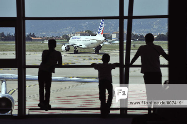 Gegenlicht  Städtisches Motiv  Städtische Motive  Straßenszene  Straßenszene  Frankreich  sehen  Gemeinschaft  Flughafen  Asphalt  Passagier  Himmel  schießen  Provence - Alpes-Cote d Azur  Airbus  Marseille