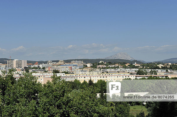 'Aix-en-Provence (13): general view of the city. In the background  the mountain ''montagne Sainte-Victoire'''