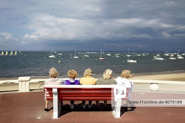 sitzend  Frankreich  sehen  5  Himmel  Mensch  Senior  Senioren  unterhalb  Boot  Meer  Sitzbank  Bank  öffentlicher Ort  Aquitanien  Bewölkung  bewölkt  bedeckt