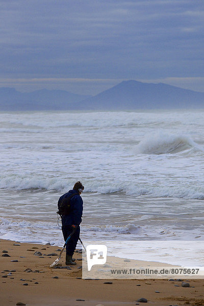 Mann  Gegenstand  Strand  Kopfhörer  Sand  Entdeckung  unterhalb  begraben  Biarritz  Metall