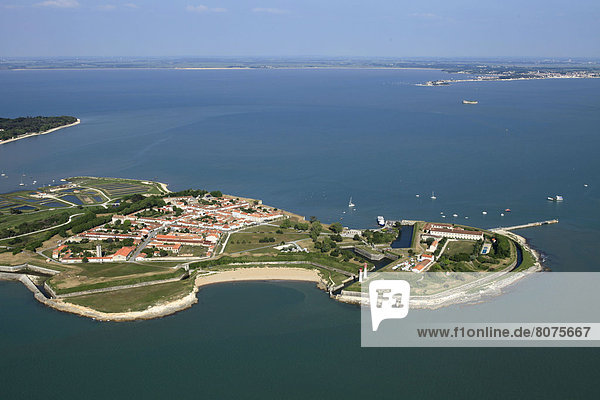 Hafen  Landschaft  über  Küste  Insel  Ansicht  vorwärts  entfernt  Atlantischer Ozean  Atlantik  Kontinent  Festung  Luftbild  Fernsehantenne  Landspitze
