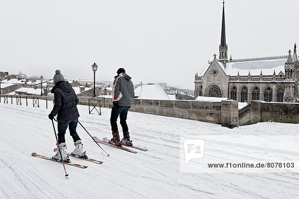 Mensch  Ski  Menschen  Mut  absteigen  Großstadt  Schneeflocke  Versorgung  16-17 Jahre  16 bis 17 Jahre  Angouleme  schwer