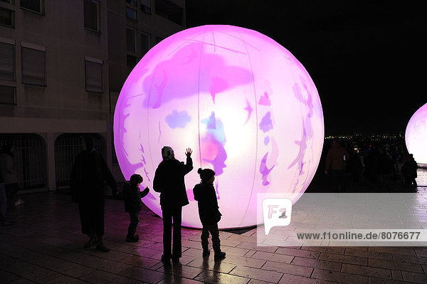 beleuchtet  Hügel  Beleuchtung  Licht  Figur  Saint Croix  Festival  Globus  Installation  Lyon
