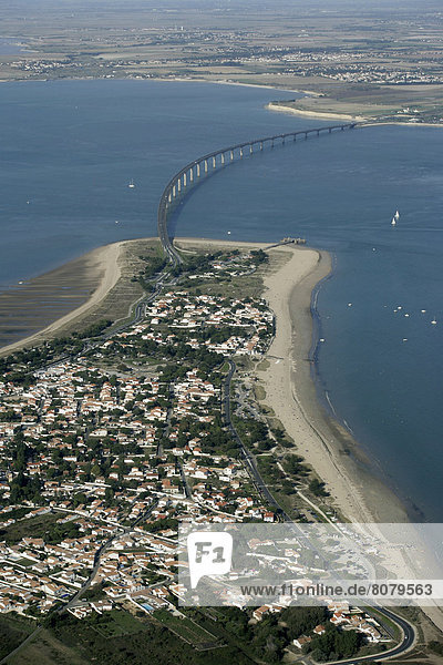 zwischen inmitten mitten Verbindung Strand über Brücke lang langes langer lange Insel Beton Ansicht Ziehbrunnen Brunnen Kontinent Messgerät Luftbild 50 6 Fernsehantenne Stahl