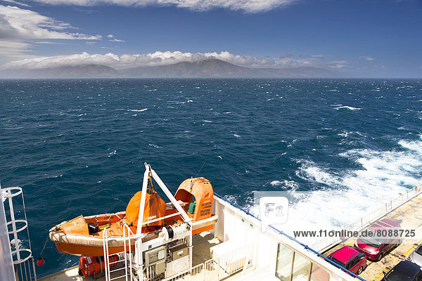 Die Oteranga Bay von einem Fährschiff auf der Cookstraße  Cook Strait