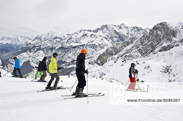 Skifahrer und Berglandschaft am Osterfelderkopf