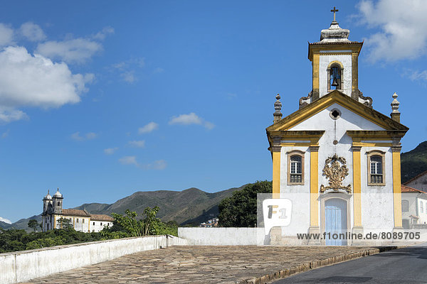 Kirche Nossa Senhora das Merces e Misericordia in der Altstadt von Ouro Preto  UNESCO-Weltkulturerbe  Kirche Sao Francisco da Paula hinten