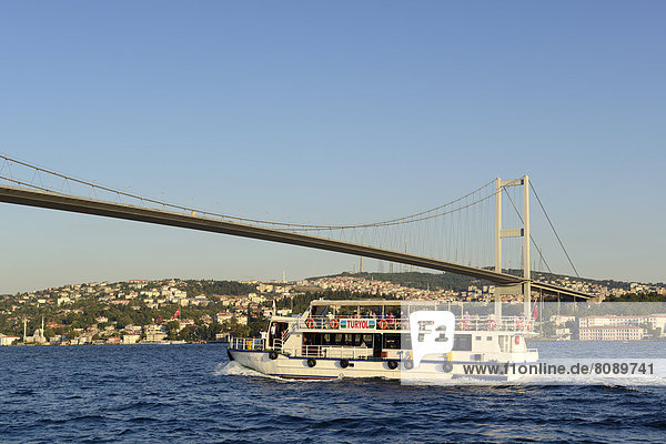 Fährschiff auf dem Bosporus  Bosporus-Brücke  asiatisches Ufer  von Ortaköy aus gesehen
