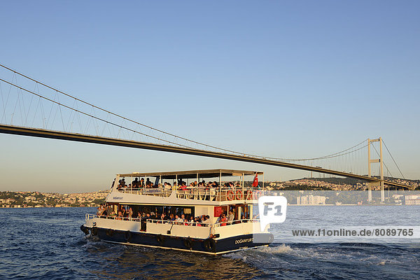 Fährschiff auf dem Bosporus  Bosporus-Brücke  asiatisches Ufer  von Ortaköy aus gesehen  Üsküdar