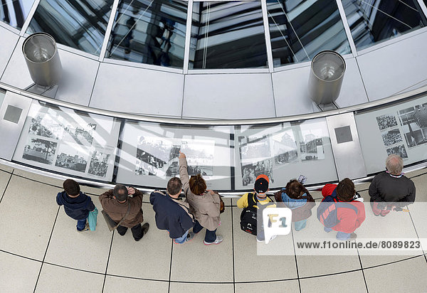 Besucher betrachten Ausstellung im Innenraum der Reichstagskuppel  Reichstagsgebäude  Deutscher Bundestag  Architekt Sir Norman Foster