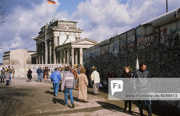 Die Flagge der DDR weht hinter der Quadriga am Brandenburger Tor  April 1990