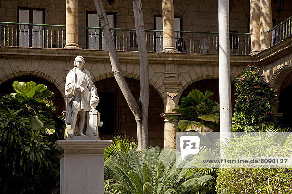 Marmorstatue Christopher Columbus im Innenhof des Palacio de los Capitanes Generales  dem ehemaligen Gouverneurspalast und heutigen Stadtmuseum