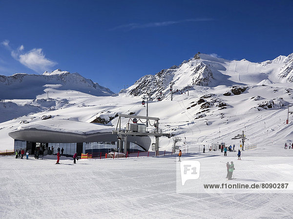 Pitztaler Gletscher  Skigebiet  Wildspitzbahn Talstation  Gondelbahn  Brunnenkogellift  Hinterer und Vorderer Brunnenkogel  links Wildspitze  Mittelbergferner