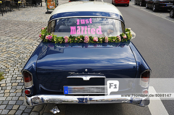 'Blauer Opel Rekord P1 als Hochzeitswagen mit Schriftzug ''Just married'' auf der Heckscheibe'
