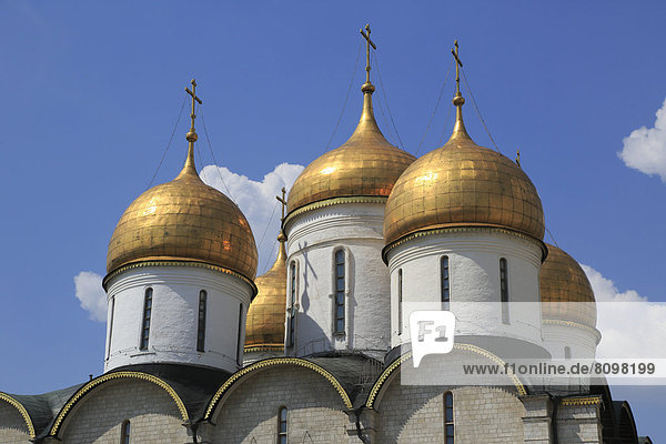 Kuppeln der Mariä-Entschlafens-Kathedrale oder Uspenski-Kathedrale im Kreml