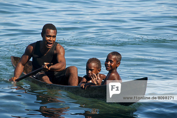 Mann mit zwei Kindern in einem Kanu