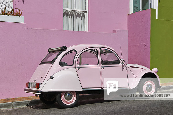 Citroen 2CV vor farbenfrohen Häusern Malaien-Viertel Kapstadt Westkap Südafrika Afrika