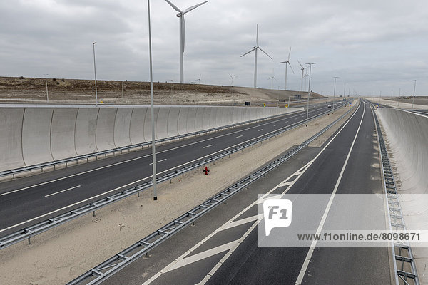 Neue Autobahn am Hafen Rotterdam  Niederlande