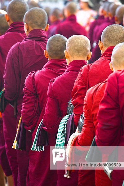 anstehen Schlange Gericht Mahlzeit füttern fünfstöckig Buddhismus täglich Mönch Myanmar Kloster