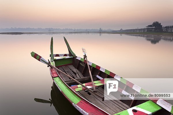 nahe Farbaufnahme Farbe Wasser Ecke Ecken Tradition Ruhe Himmel Spiegelung Morgendämmerung See Boot Wahrzeichen Brücke vertäut Rudern flach Teakholz Myanmar Asien