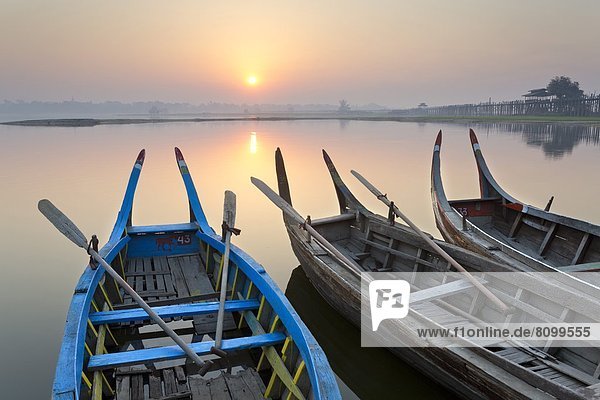 nahe Farbaufnahme Farbe Wasser Ecke Ecken Tradition Ruhe Himmel Spiegelung Morgendämmerung See Boot Wahrzeichen Brücke vertäut Rudern flach Teakholz Myanmar Asien