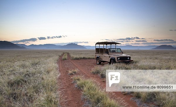 Verkehr  Sonnenaufgang  Fernverkehrsstraße  Spiel  parken  Sand  Namibia  Namib Naukluft Nationalpark  Landschaft  Land Rover  Afrika