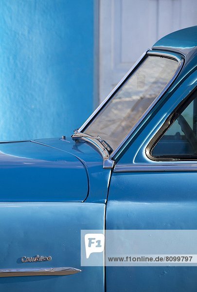 Detail  Details  Ausschnitt  Ausschnitte  Wand  Auto  Retro  blau  streichen  streicht  streichend  anstreichen  anstreichend  amerikanisch  Westindische Inseln  Mittelamerika  Cienfuegos  Kuba
