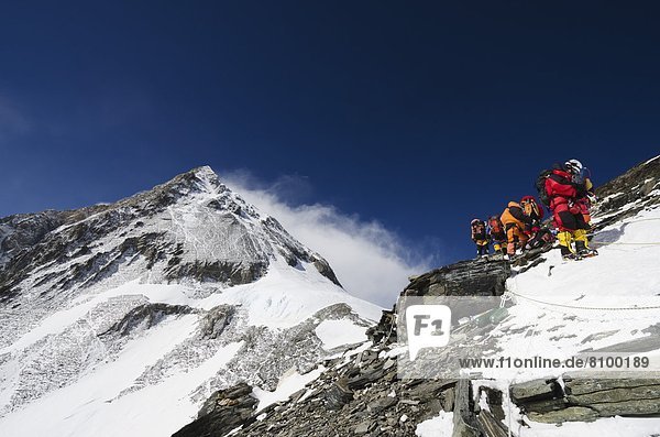 Climbers on the Geneva Spur  Solu Khumbu Everest Region  Sagarmatha National Park  UNESCO World Heritage Site  Nepal  Himalayas  Asia