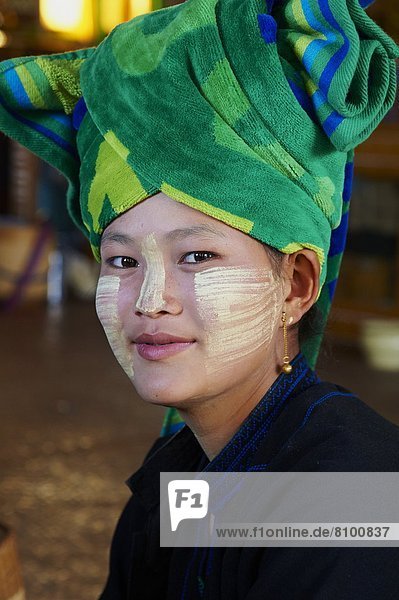 Frau Menschlicher Vater jung Ethnisches Erscheinungsbild Myanmar Asien Inle See Shan Staat