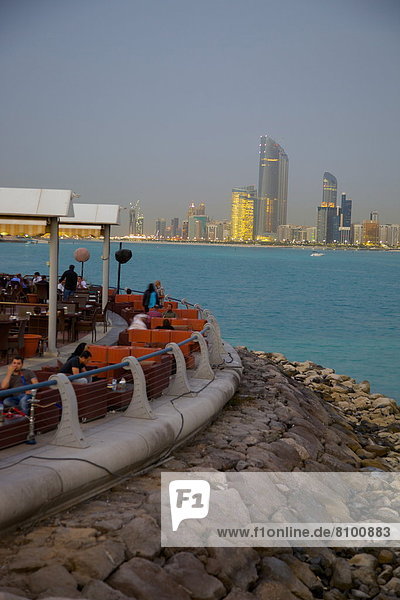 Abu Dhabi  Hauptstadt  Vereinigte Arabische Emirate  VAE  Großstadt  Cafe  Jachthafen  Ansicht  Naher Osten  Abenddämmerung