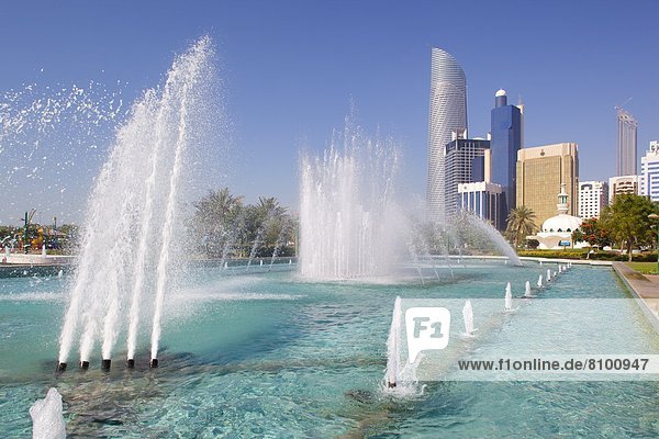 Abu Dhabi  Hauptstadt  Springbrunnen  Brunnen  Fontäne  Fontänen  Vereinigte Arabische Emirate  VAE  modern  Architektur  Garten  Naher Osten  Zierbrunnen  Brunnen