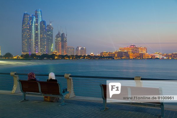 Abu Dhabi  Hauptstadt  Vereinigte Arabische Emirate  VAE  Nacht  Palast  Schloß  Schlösser  Naher Osten