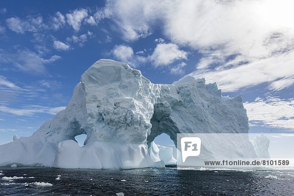 nahe  Eisberg  groß  großes  großer  große  großen  Brücke  Insel  Seitenansicht  Antarktis  Halbinsel