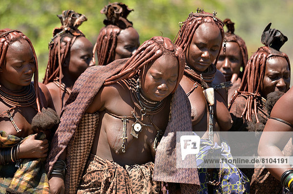 Trauernde Himba-Frauen bei einer Beerdigung  in der Mitte die Witwe
