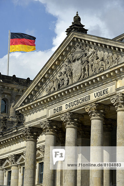 'Deutsche Flagge weht auf Reichstagsgebäude  Deutscher Bundestag  Schriftzug ''Dem Deutschen Volke'' und Relief im Tympanon über Hauptportal'