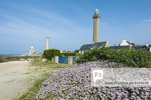 Das Leuchtfeuer Vieille tour die Kapelle Saint-Pierre der Phare de Penmarc?h und der Phare d?Eckmühl von links nach rechts