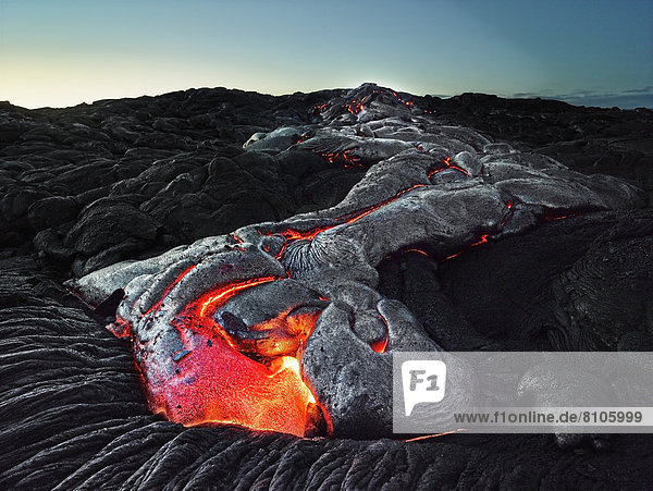 Pu?u ???? or Puu Oo volcano  volcanic eruption  lava  red hot lava flow